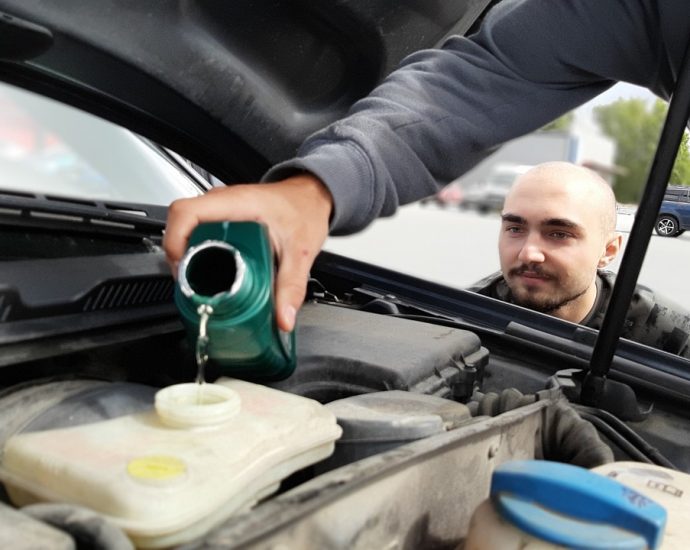 Hurtownie olejów silnikowych - klucz do sprawnego działania samochodu